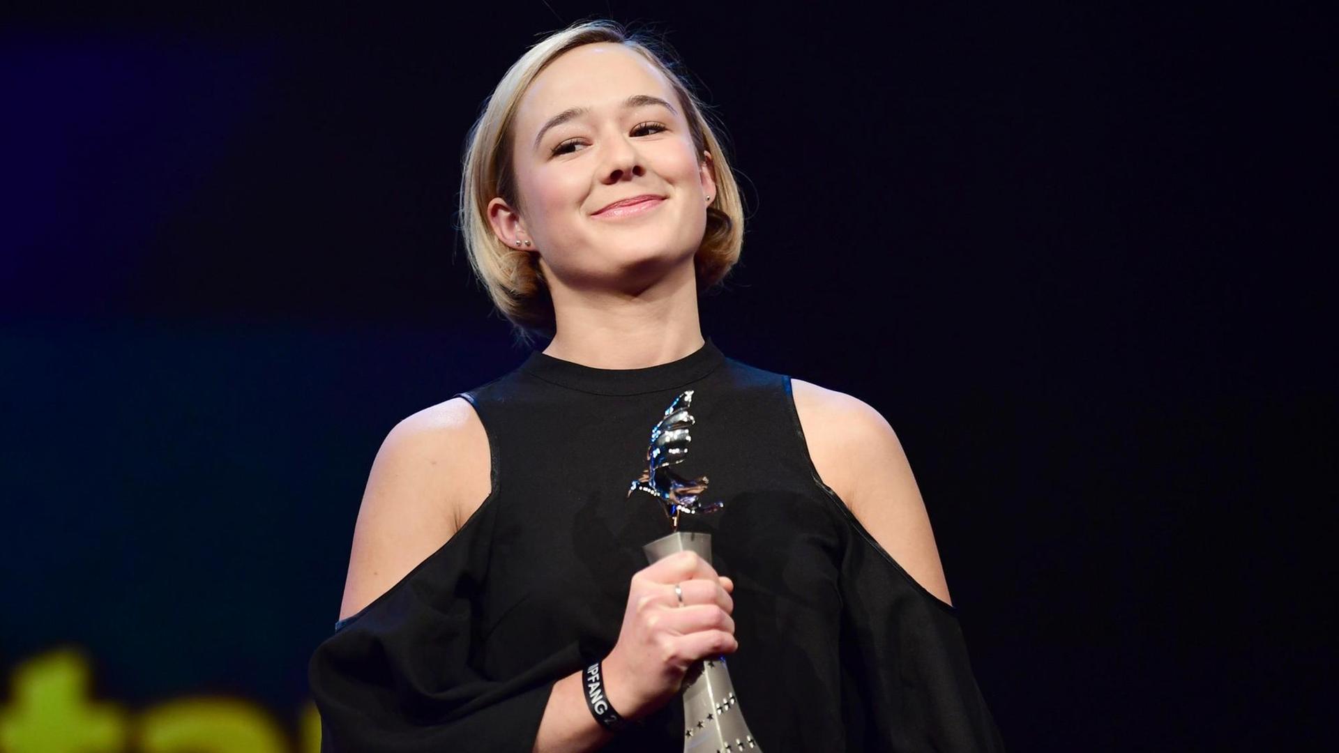 16.02.2018, Berlin: Berlinale, Ankunft, "European Shooting Stars 2018" im Berlinale-Palast: Die Schauspielerin Alba August aus Schweden hält ihren Preis in der Hand. 16.02.2018, Berlin: Berlinale, Ankunft, "European Shooting Stars 2018" im Berlinale-Palast: Die Schauspielerin Alba August aus Schweden hält ihren Preis in der Hand.