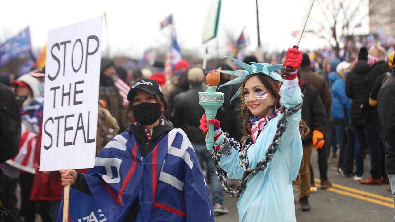 Bei einer Protestveranstaltung präsentieren zwei Trump-Unterstützerinnen ein Schild mit der Aufschrift "Stop the steal". Bei einer Protestveranstaltung präsentieren zwei Trump-Unterstützerinnen ein Schild mit der Aufschrift "Stop the steal".