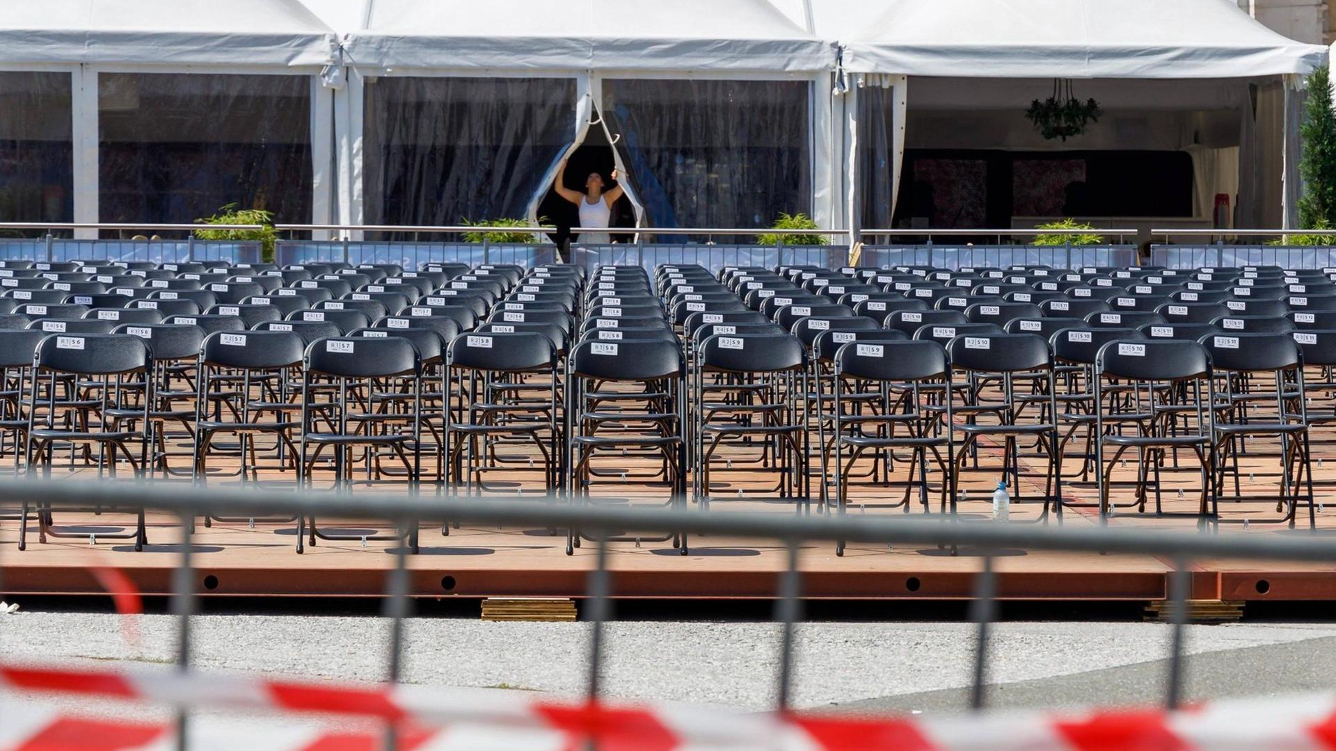 Auf dem Bild ist der Kapitelplatz in Salzburg mit Bestuhlungen und Absperrband zu sehen. Auf Grund der Corona-Auflagen gibt es Einschränkungen bei den Sitzplätzen zum Jubiläum 100 Jahre Salzburger Festspiele. Auf dem Bild ist der Kapitelplatz in Salzburg mit Bestuhlungen und Absperrband zu sehen. Auf Grund der Corona-Auflagen gibt es Einschränkungen bei den Sitzplätzen zum Jubiläum 100 Jahre Salzburger Festspiele.