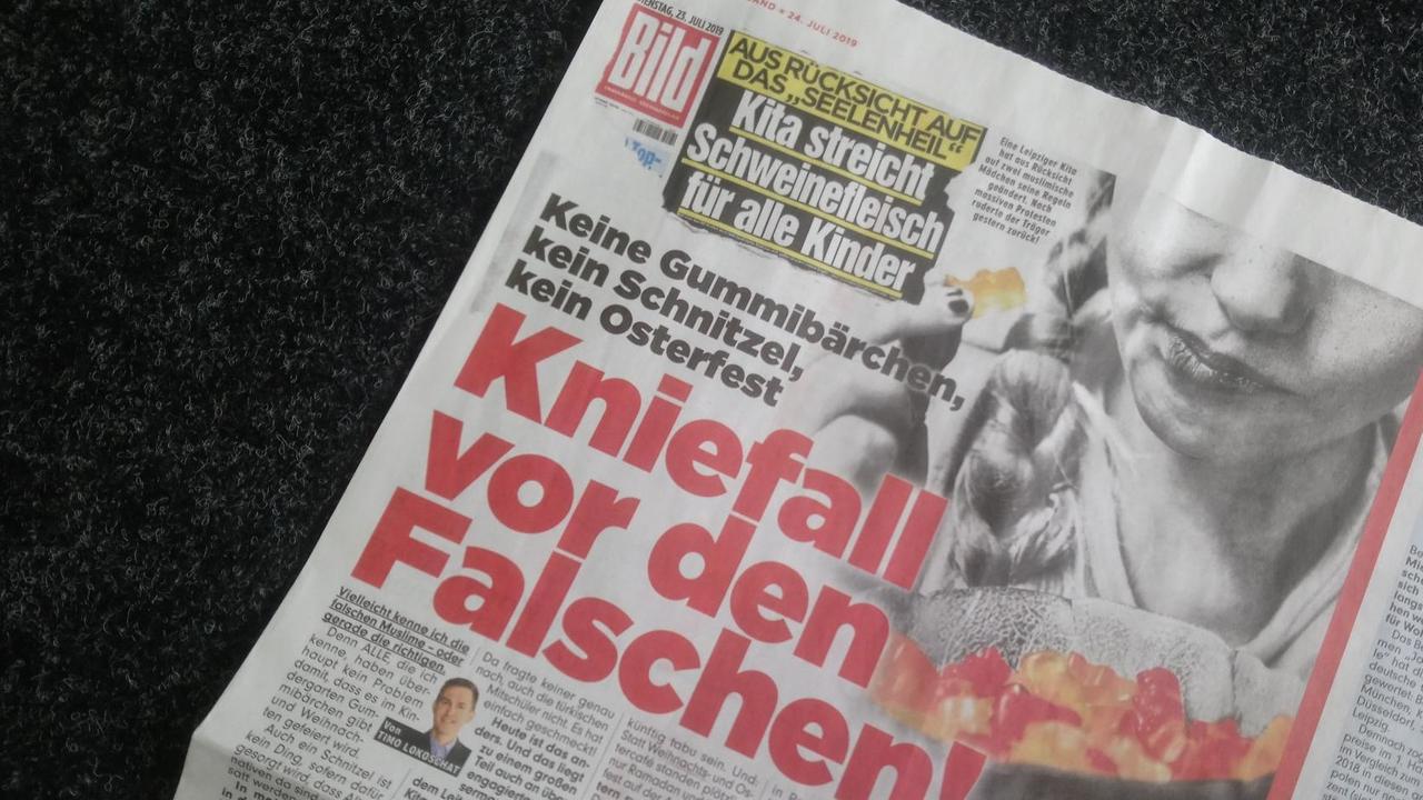 Am 24. Juli 2019 kommentiert "Bild" über Pläne von zwei Leipziger Kitas: "Kniefall vor den Falschen". Am 24. Juli 2019 kommentiert "Bild" über Pläne von zwei Leipziger Kitas: "Kniefall vor den Falschen".