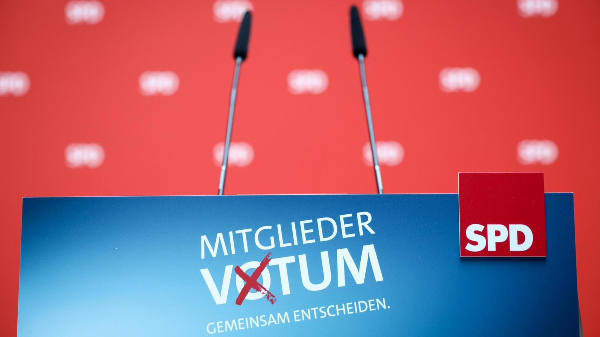 Ein Rednerpult mit der Aufschrift "Mitgliedervotum" ist in der SPD-Parteizentrale zu sehen Ein Rednerpult mit der Aufschrift "Mitgliedervotum" ist in der SPD-Parteizentrale zu sehen