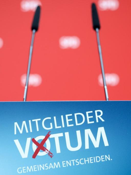 Ein Rednerpult mit der Aufschrift "Mitgliedervotum" ist in der SPD-Parteizentrale zu sehen
