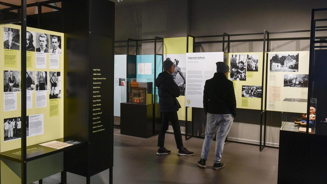 Zwei Personen schauen sich die Ausstellung mit Informationstafeln in der Gedenkstätte Deutscher Widerstand in Berlin an. Zwei Personen schauen sich die Ausstellung mit Informationstafeln in der Gedenkstätte Deutscher Widerstand in Berlin an.