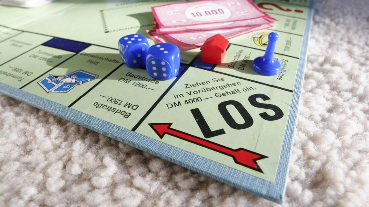 Ein Spielbrett des Spiels Monopoly mit dem Startfeld "Los!".