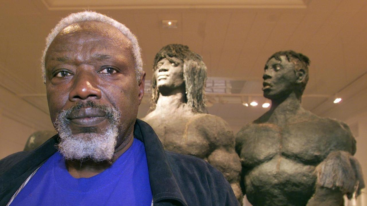 Der senegalesische Künstler Ousmane Sow zwischen zwei seiner Skulpturen.