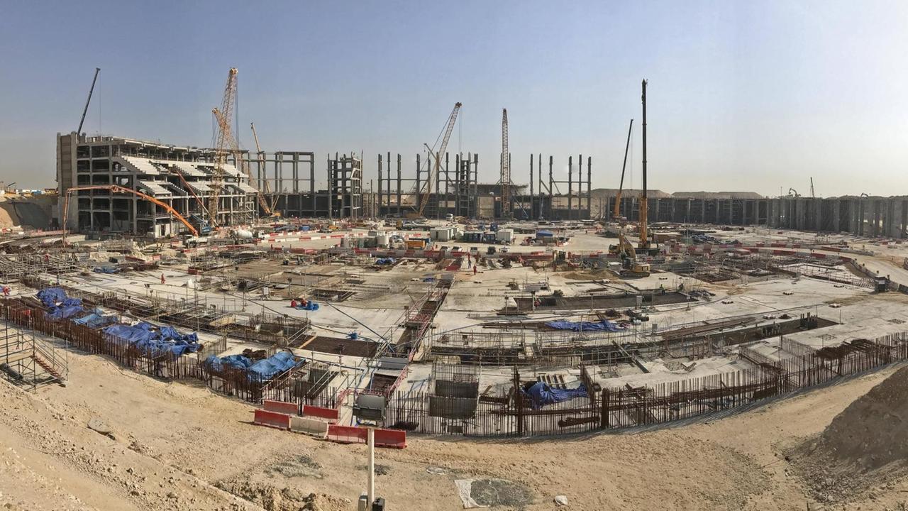 Blick auf eine Bau-Stelle in Katar Blick auf eine Bau-Stelle in Katar