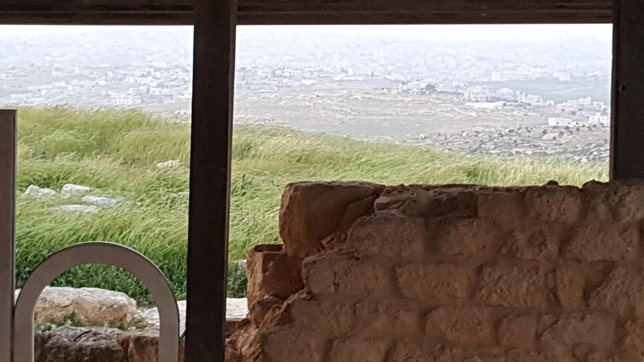 Alte Synagoge Susya, im Hintergrund ein Vorort von Hebron. Alte Synagoge Susya, im Hintergrund ein Vorort von Hebron.