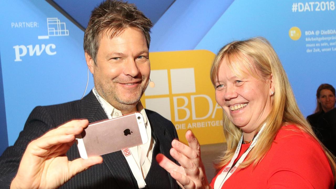 22.11.2018, Berlin: Robert Habeck (Bündnis90/Grüne), Vorsitzender, macht während des Deutschen Arbeitgebertag 2018 ein Selfie mit einer Delegierten. 22.11.2018, Berlin: Robert Habeck (Bündnis90/Grüne), Vorsitzender, macht während des Deutschen Arbeitgebertag 2018 ein Selfie mit einer Delegierten.