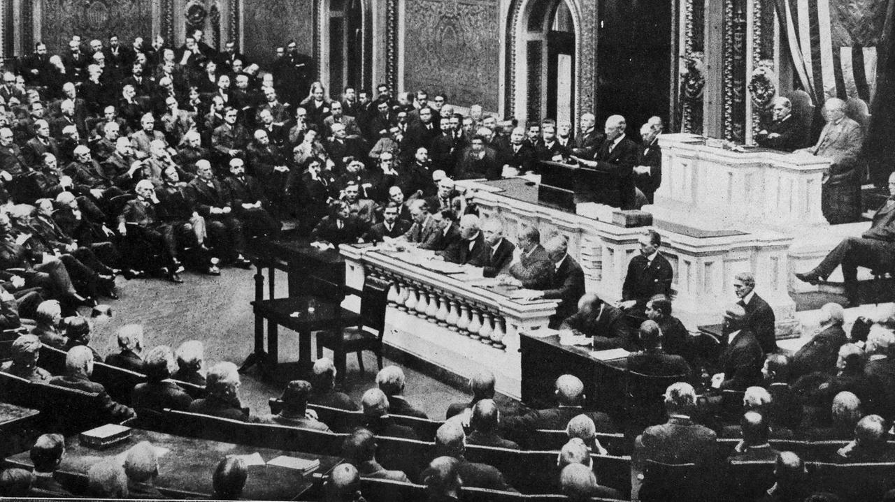 US-Präsident Woodrow Wilson am 3. Februar 1917 vor dem amerikanischen Kongress. An diesem Tag beendete die US-Regierung die diplomatischen Beziehungen mit dem Deutschen Kaiserreich. US-Präsident Woodrow Wilson am 3. Februar 1917 vor dem amerikanischen Kongress. An diesem Tag beendete die US-Regierung die diplomatischen Beziehungen mit dem Deutschen Kaiserreich.