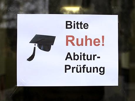 Ein Schild am Eingang des Hölderlin-Gymnasiums in Stuttgart ermahnt zu Ruhe. Ein Schild am Eingang des Hölderlin-Gymnasiums in Stuttgart ermahnt zu Ruhe.