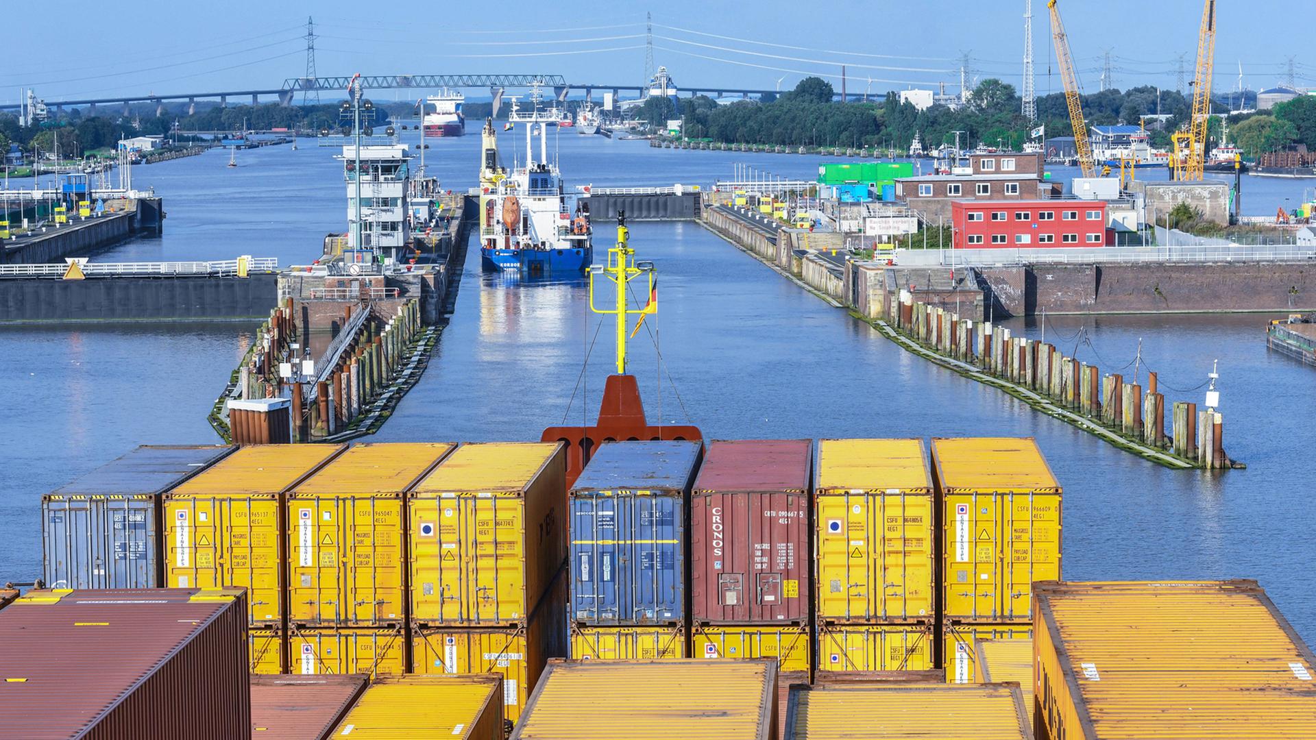 Ein Frachtschiff fährt bei Brunsbüttel in den Nord Ostsee Kanal Ein Frachtschiff fährt bei Brunsbüttel in den Nord Ostsee Kanal
