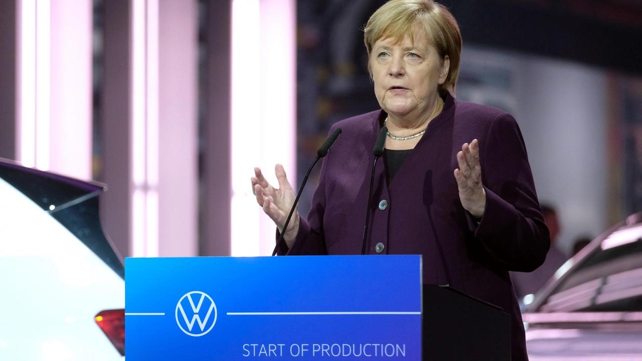 Zwickau: Bundeskanzlerin Angela Merkel (CDU) spricht im VW-Werk bei einem Festakt zum Produktionsstart des Elektroautos ID3.