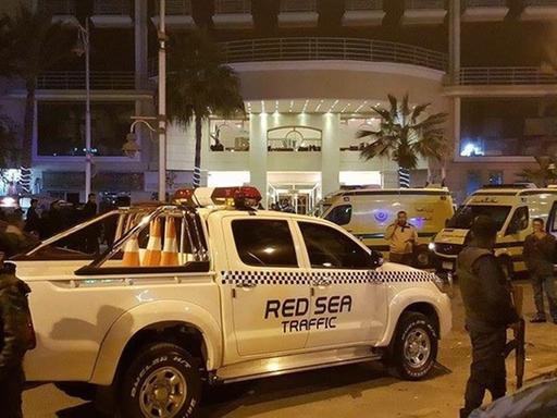 Sicherheitskräfte vor dem Eingang des Bella Vista Hotels in Hurghada.