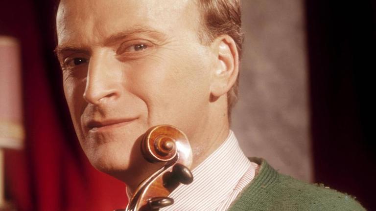Der berühmte amerikanische Geiger Yehudi Menuhin, 1960, blickt etwas herausfordernd in die Kamera, während er seine Violine vor sich hält. Der berühmte amerikanische Geiger Yehudi Menuhin, 1960, blickt etwas herausfordernd in die Kamera, während er seine Violine vor sich hält.