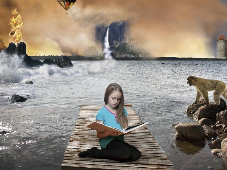 Eine zauberhafte Sequenz aus einem Traum mit einem Mädchen am Meer mit Felsen, umgeben von einem Affen und einem Heißluftballon.