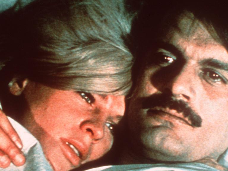 Yuri Schiwago (Omar Sharif) nimmt in dem Film "Doktor Schiwago" von 1965 Lara Antipova (Julie Christie) in den Arm.