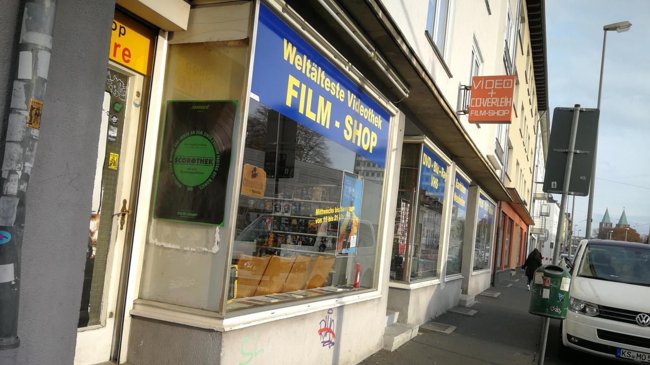 Die Fassade der ältesten Videothek der Welt in Kassel, gegründet 1975 von Eckhard Baum