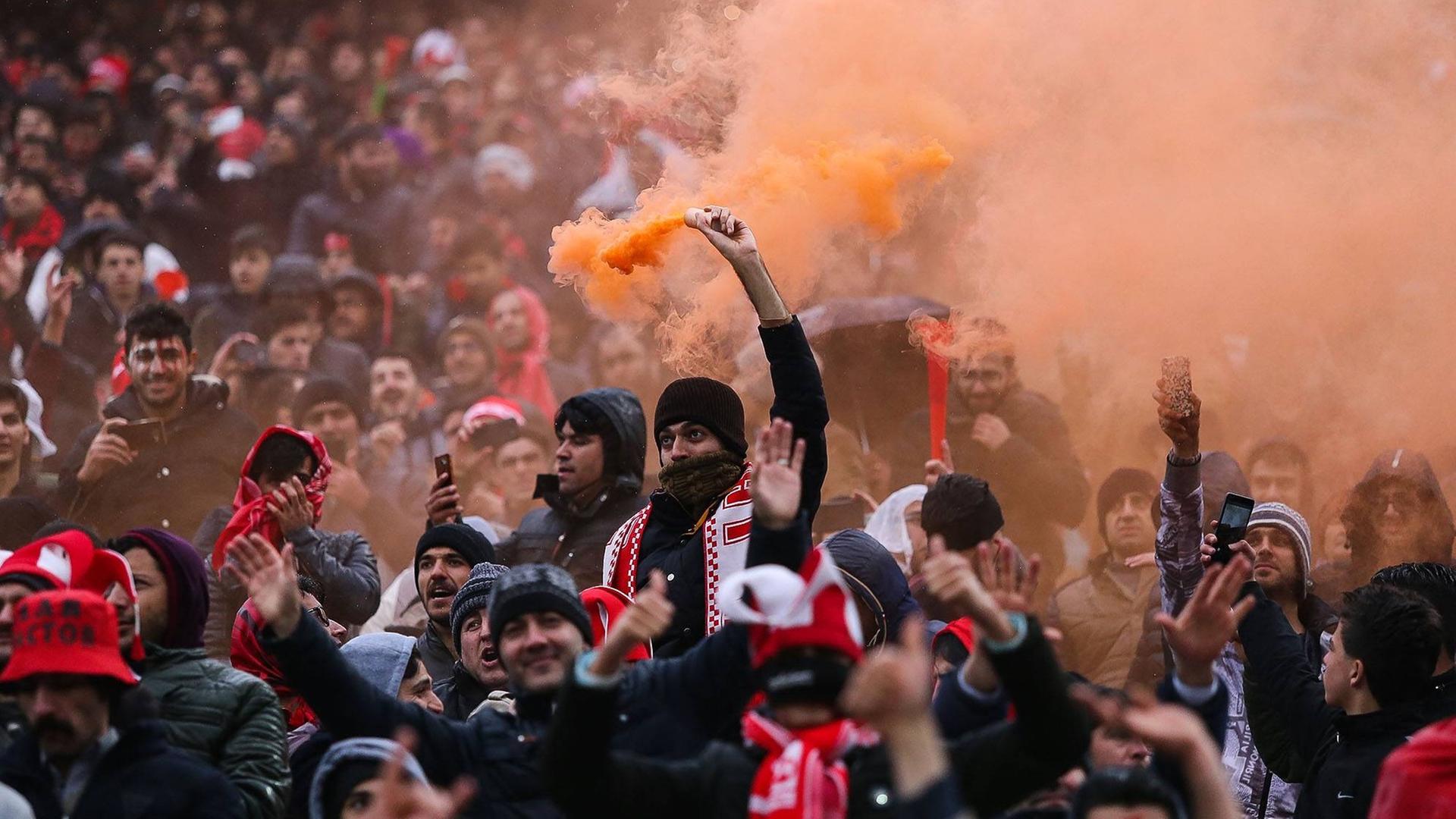 Tractor Sazi edged past Esteghlal 1-0 with Ashakan DejagahÖs goal in the 53rd minutes in Iran Professional League (IPL). More than 100k people watched the game at TabrizÖs Yadegar-e Emam Stadium under the cold and rainy weather. Sepahan now leads the table with 38 points while Persepolis (37), Padideh (35) and Tractor Sazi (33) stand next. PUBLICATIONxINxGERxSUIxAUTxONLY Copyright: xVahidxAbdix Tractor Sazi edged past Esteghlal 1-0 with Ashakan DejagahÖs goal in the 53rd minutes in Iran Professional League (IPL). More than 100k people watched the game at TabrizÖs Yadegar-e Emam Stadium under the cold and rainy weather. Sepahan now leads the table with 38 points while Persepolis (37), Padideh (35) and Tractor Sazi (33) stand next. PUBLICATIONxINxGERxSUIxAUTxONLY Copyright: xVahidxAbdix