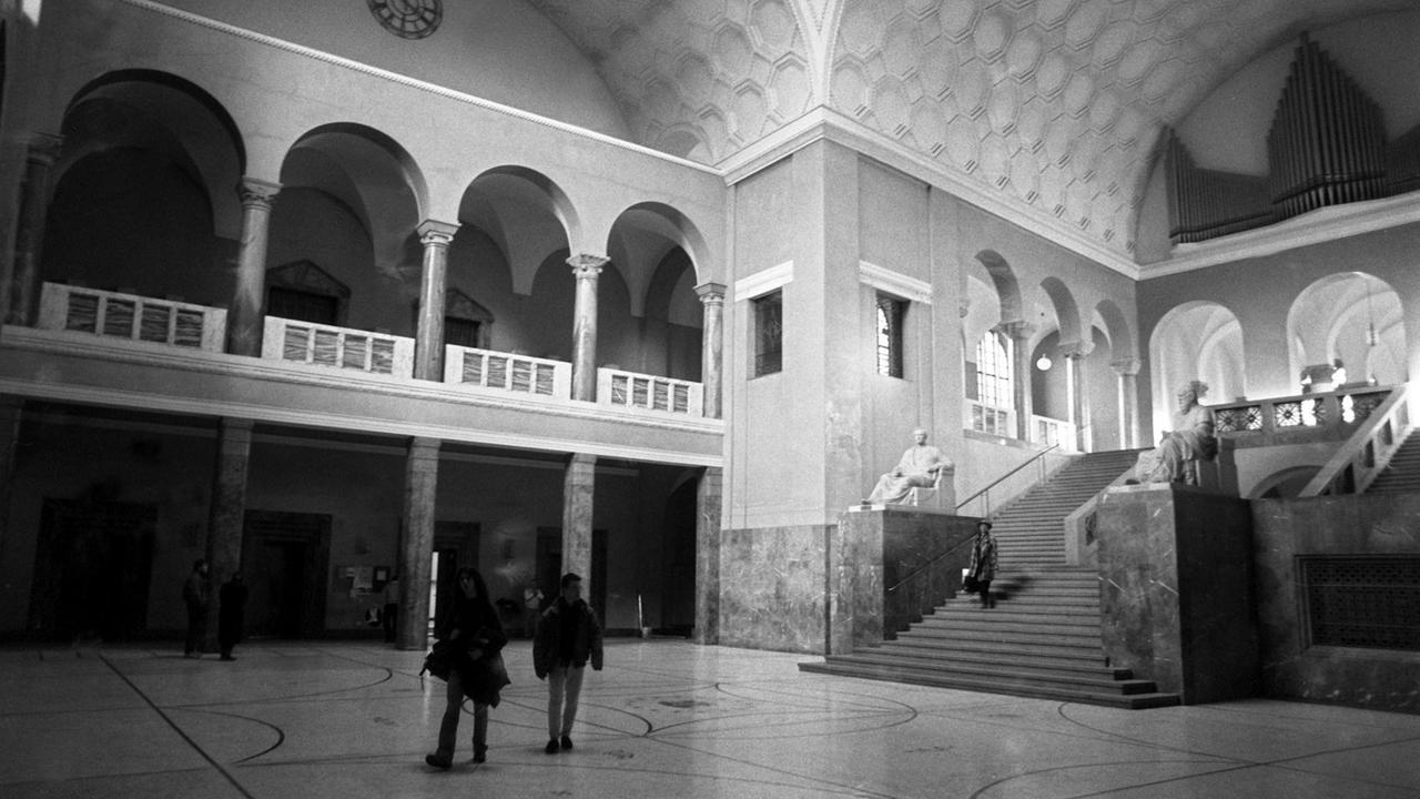 Schwarzweißaufnahme eines Universitäts-Foyers Schwarzweißaufnahme eines Universitäts-Foyers