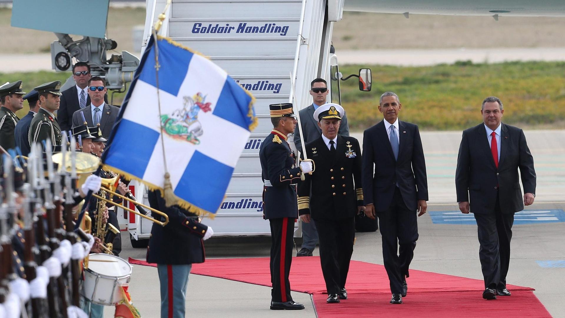 epa05631968 US President Barack Obama (2-R) walks with Greek Minister of Defence Panos Kammenos (R) as he arrives at the Athens International Airport in Athens, Greece, 15 November 2016. The US President is on a two-day visit to Athens. EPA/PANTELIS SAITAS | epa05631968 US President Barack Obama (2-R) walks with Greek Minister of Defence Panos Kammenos (R) as he arrives at the Athens International Airport in Athens, Greece, 15 November 2016. The US President is on a two-day visit to Athens. EPA/PANTELIS SAITAS |