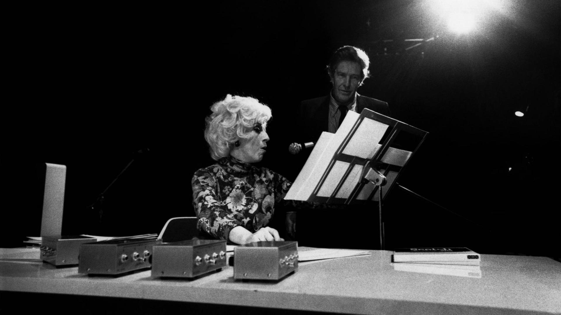 Die amerikanische Sopranistin und Komponistin Cathy Berberian musiziert gemeinsam mit dem Komponisten John Cage im Theatre de La Ville Paris im Jahr 1969. Die amerikanische Sopranistin und Komponistin Cathy Berberian musiziert gemeinsam mit dem Komponisten John Cage im Theatre de La Ville Paris im Jahr 1969.