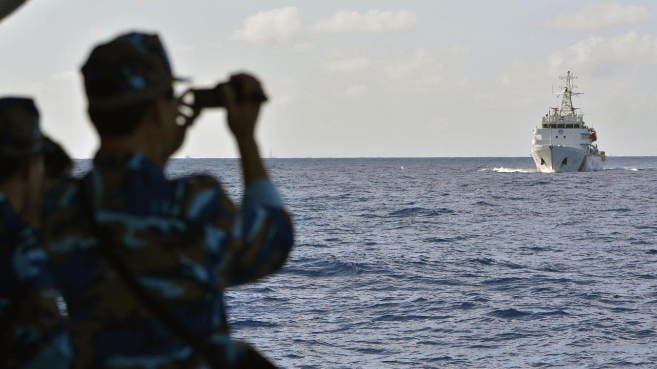 Soldaten an Bord einer vietnamesischen Küstenwache beobachten ein chinesisches Patroullienboot (2014). Soldaten an Bord einer vietnamesischen Küstenwache beobachten ein chinesisches Patroullienboot (2014).