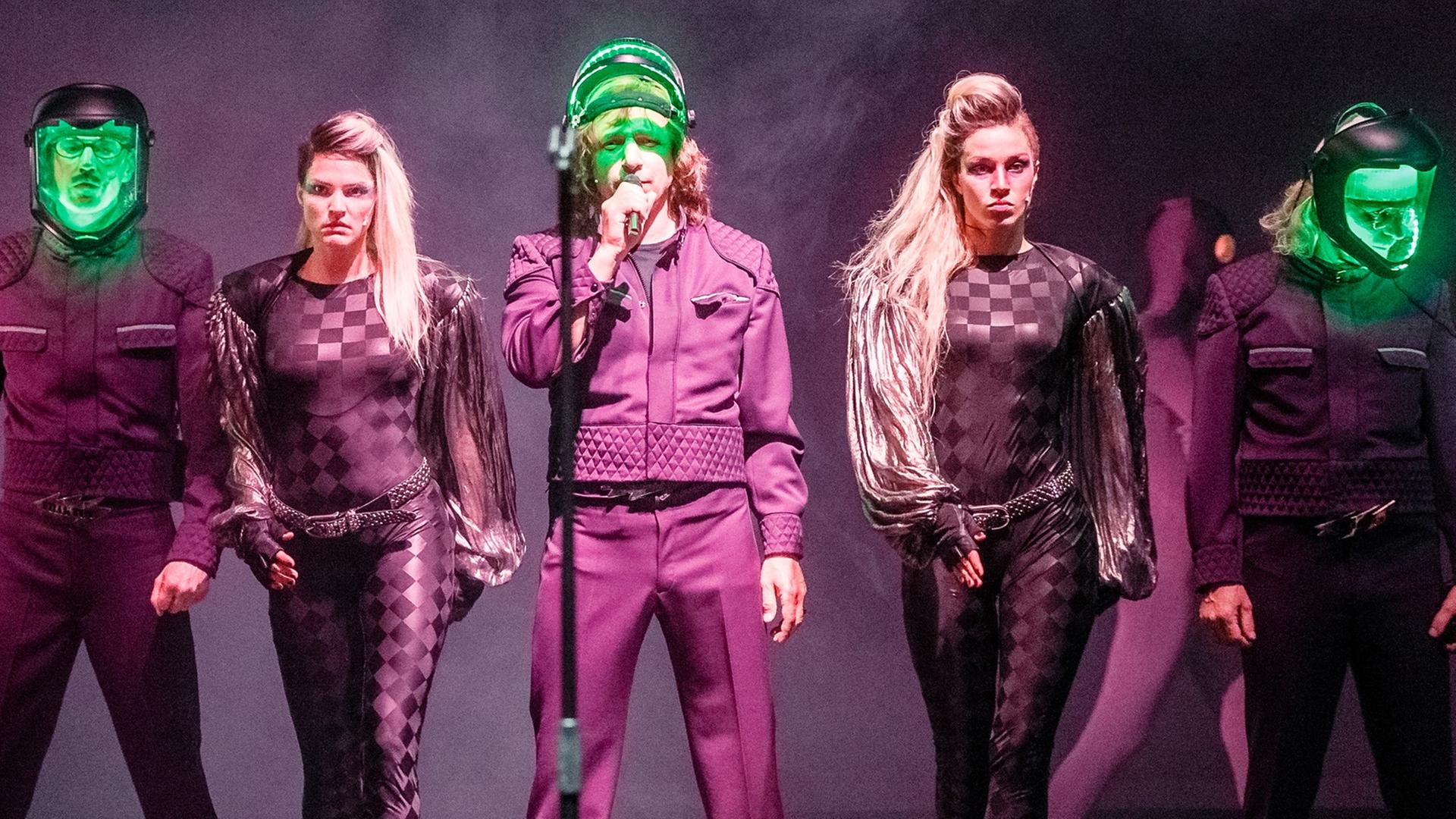 Die Schauspieler und Musiker Jaques Palminger (l-r), Alicia Aumüller, Rocko Schamoni, Franziska Hartmann und Heinz Strunk spielen am 29.04.2014 in Hamburg auf der Fotoprobe von "Tonight:Fraktus". Die Schauspieler und Musiker Jaques Palminger (l-r), Alicia Aumüller, Rocko Schamoni, Franziska Hartmann und Heinz Strunk spielen am 29.04.2014 in Hamburg auf der Fotoprobe von "Tonight:Fraktus".