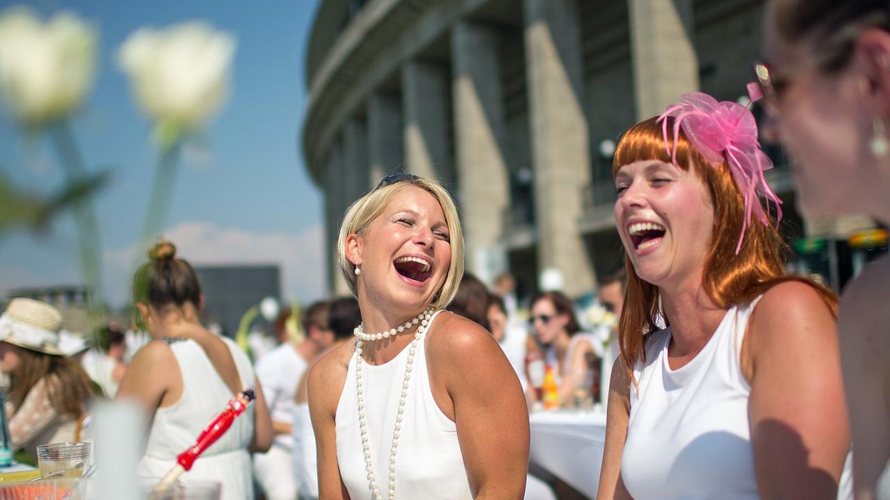 Weiß gekleidete Menschen treffen sich am 26.07.2014 zum "White Dinner" (Weißes Essen) am Olympiastadion in Berlin. Bei diesem Picknick unter freien Himmel sind alle Gäste weiß gekleidet. Weiß gekleidete Menschen treffen sich am 26.07.2014 zum "White Dinner" (Weißes Essen) am Olympiastadion in Berlin. Bei diesem Picknick unter freien Himmel sind alle Gäste weiß gekleidet.