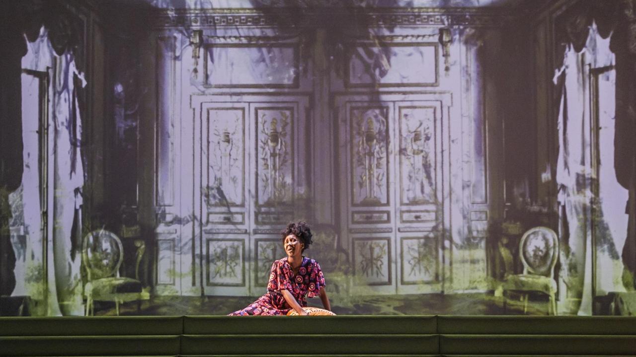 Yudania Gomez in einer Szene aus der Oper "Elizabetta" von Gabriel Prokofjew im Theater Regensburg.