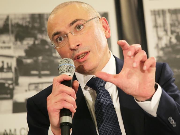 Michail Chodorkowski bei einer Pressekonferenz im Berliner Mauermuseum