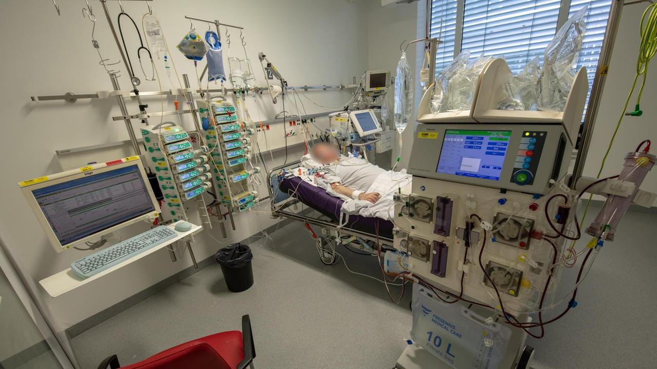 Ein Patient liegt während seines Aufenthalt im Krankenhaus Großhadern in einem Intensivzimmer an einem Beatmungsgerät und einem Dialysegerät. Ein Patient liegt während seines Aufenthalt im Krankenhaus Großhadern in einem Intensivzimmer an einem Beatmungsgerät und einem Dialysegerät.