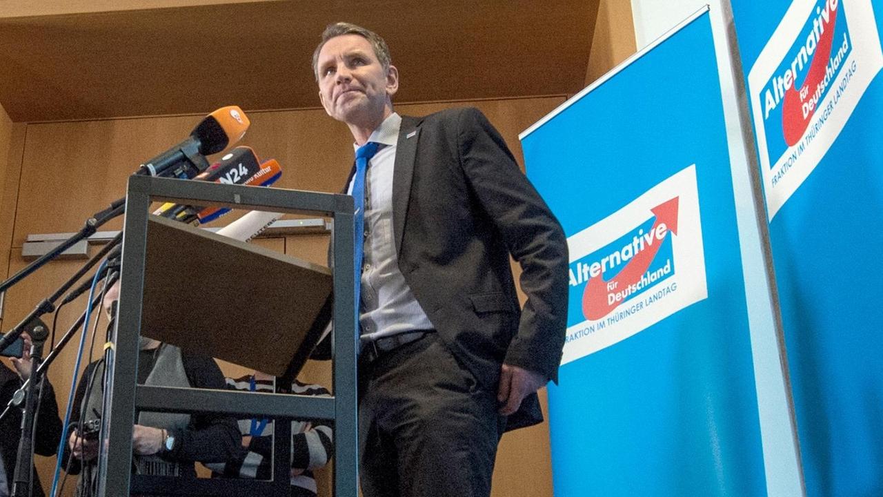 Der AfD-Landesvorsitzende von Thüringen, Björn Höcke, gibt am 13.02.2017 im Thüringer Landtag in Erfurt ein Pressestatement. Der AfD-Landesvorsitzende von Thüringen, Björn Höcke, gibt am 13.02.2017 im Thüringer Landtag in Erfurt ein Pressestatement.