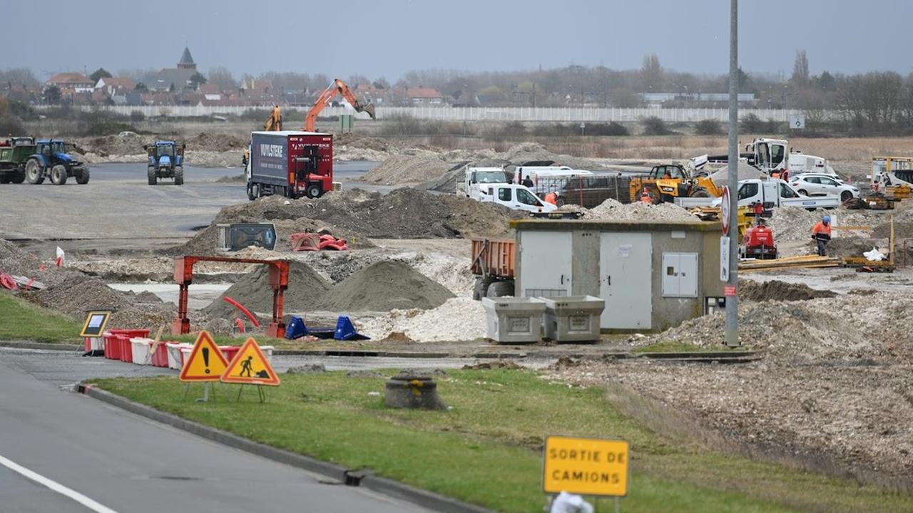 Baustelle für neue Zollgebäude vor dem Kanaltunnel von Frankreich nach Großbritannien. Anfang März ist nichts außer Fundamenten sichtbar.