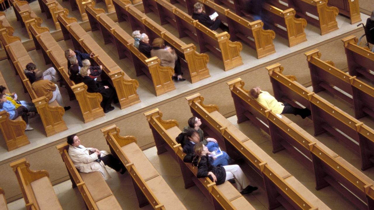 Wenige Besucher in den Kirchenbänken des Berliner Doms Wenige Besucher in den Kirchenbänken des Berliner Doms