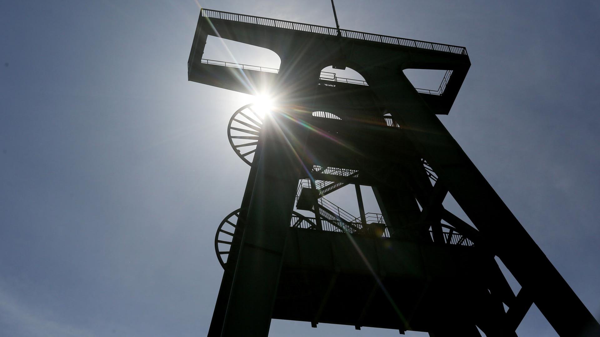 Der Förderturm der Zeche Lohberg in Dinslaken (Nordrhein-Westfalen) Der Förderturm der Zeche Lohberg in Dinslaken (Nordrhein-Westfalen)