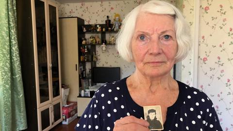 Lilija Derjabina hält das Passfoto ihrer Mutter Antonina in der Hand. Aufgenommen wurde es nach der Rückkehr aus der Göttinger Zwangsarbeiterzeit in die Sowjetunion.