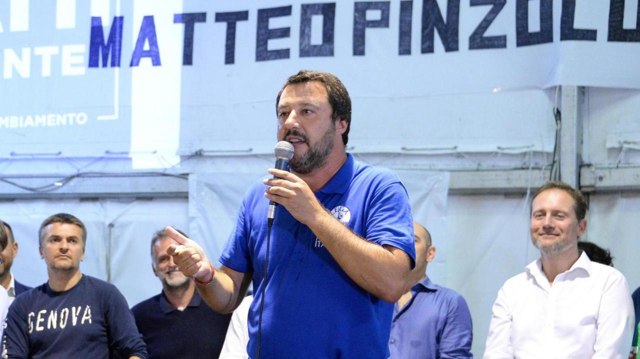 Matteo Salvini mit Mikrofon in der Hand auf einer Versammlung