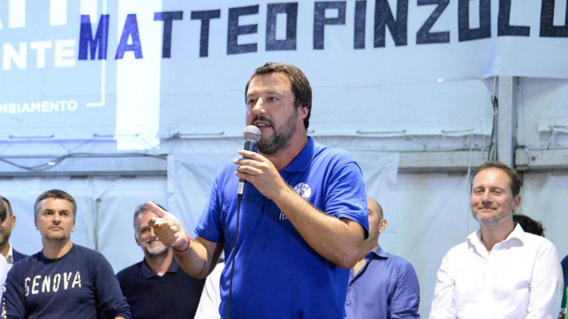 Matteo Salvini mit Mikrofon in der Hand auf einer Versammlung Matteo Salvini mit Mikrofon in der Hand auf einer Versammlung