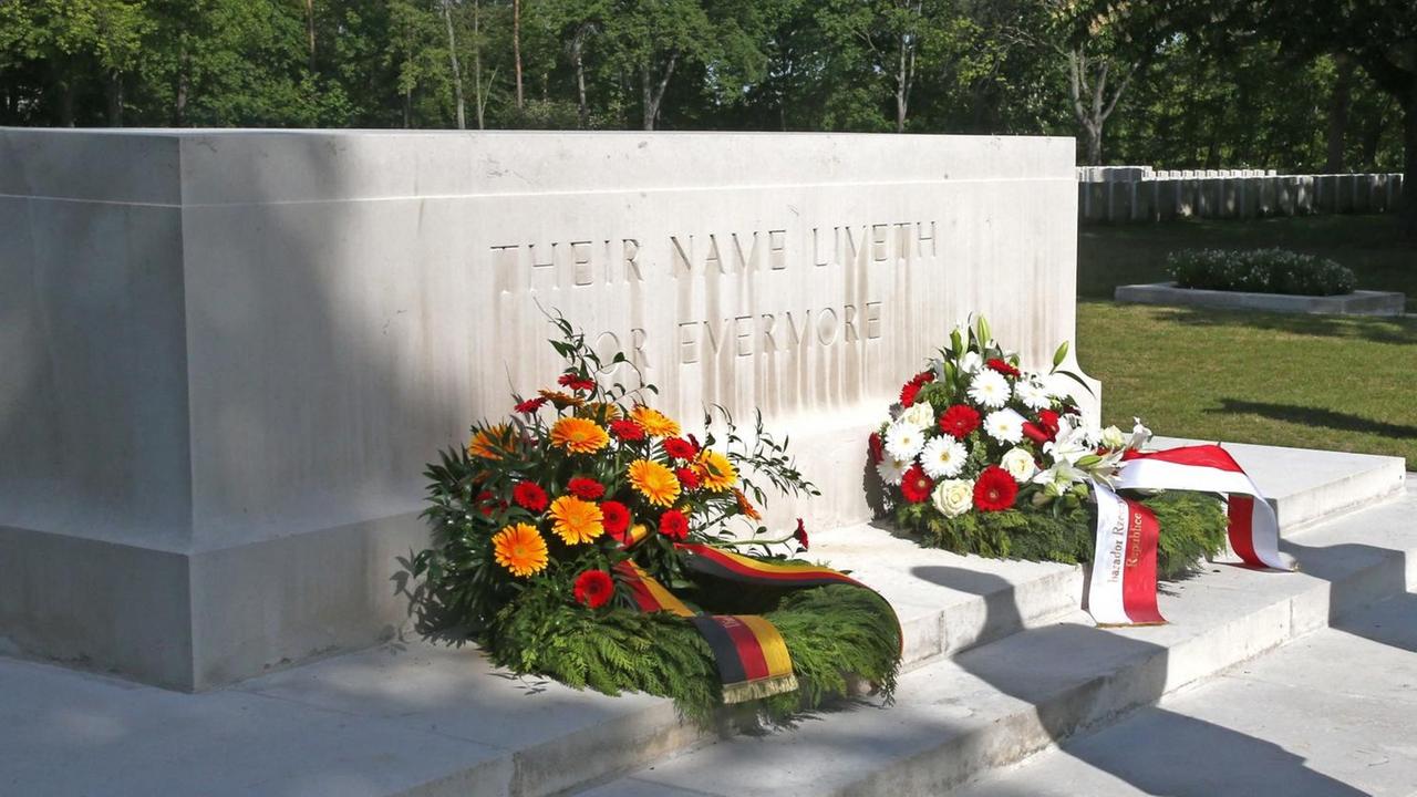 Dietmar Woidke, Brandenburgs Ministerpräsident, und Andrzej Przylebski, der polnische Botschafter in der Bundesrepublik, nehmen an einer Kranzniederlegung auf dem britischen Soldatenfriedhof an der Heerstraße teil. Dietmar Woidke, Brandenburgs Ministerpräsident, und Andrzej Przylebski, der polnische Botschafter in der Bundesrepublik, nehmen an einer Kranzniederlegung auf dem britischen Soldatenfriedhof an der Heerstraße teil.