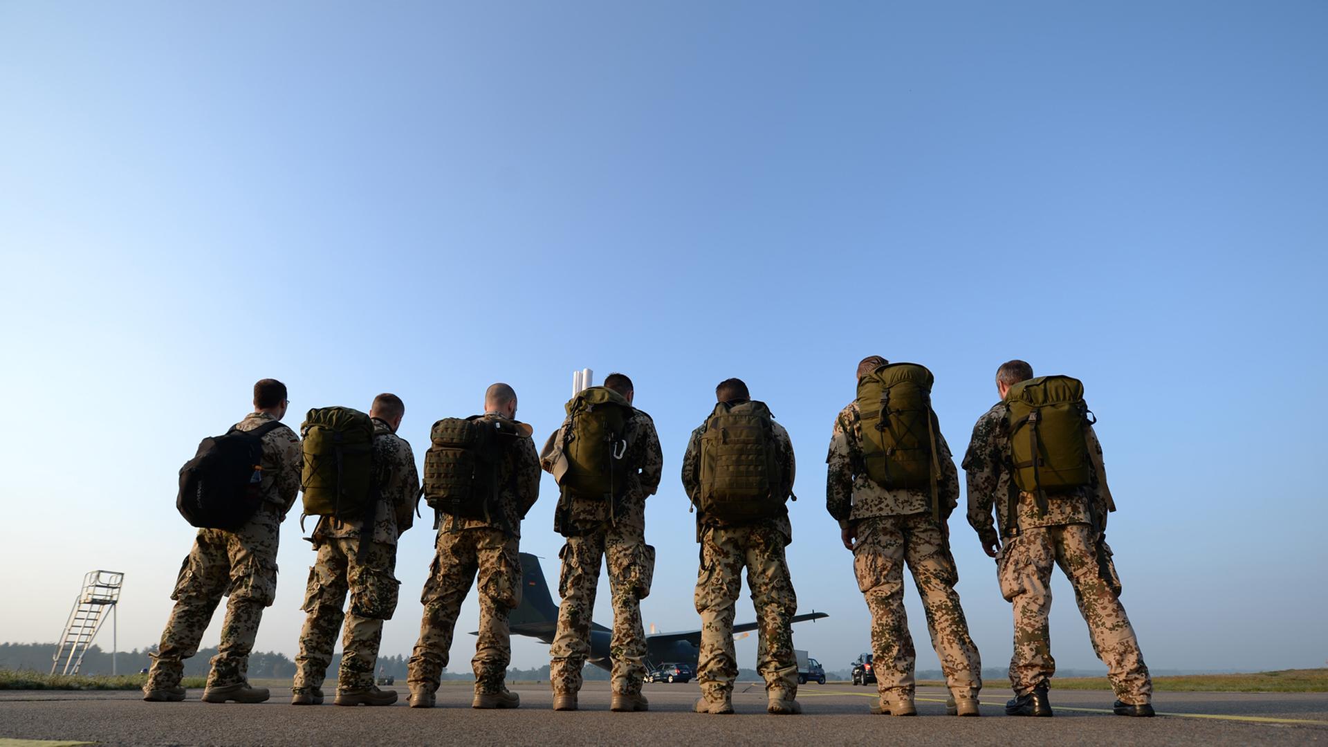Die ersten deutschen Militärausbilder der Bundeswehr stehen auf dem Rollfeld vor dem Abflug in den Nordirak. Die ersten deutschen Militärausbilder der Bundeswehr stehen auf dem Rollfeld vor dem Abflug in den Nordirak.