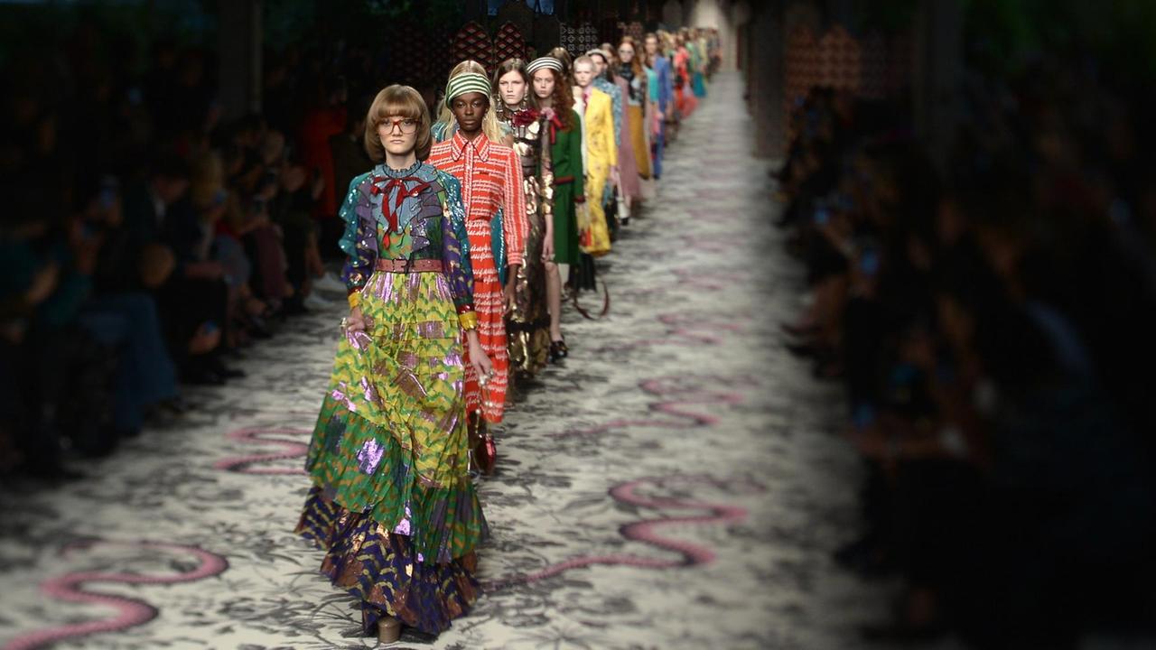 Model präsentieren Gucci-Mode auf dem Laufsteg (2016). Model präsentieren Gucci-Mode auf dem Laufsteg (2016).