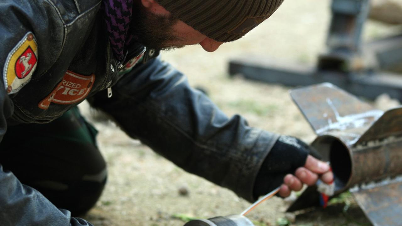 Ein Kämpfer der Freien Syrischen Armee (FSA) bereitet in einem südlichen Ortsteil von Aleppo eine nach einer Bauanleitung aus dem Internet selbstgebaute Rakete zum Abschuss vor Ein Kämpfer der Freien Syrischen Armee (FSA) bereitet in einem südlichen Ortsteil von Aleppo eine nach einer Bauanleitung aus dem Internet selbstgebaute Rakete zum Abschuss vor