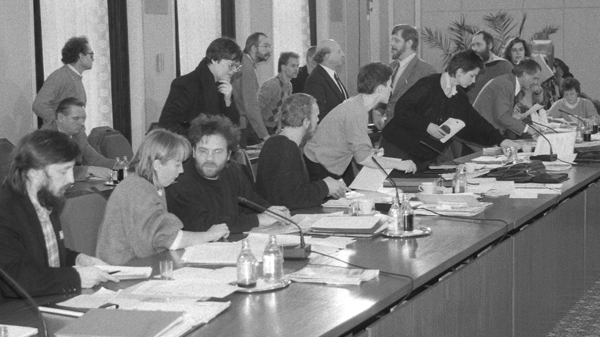 Sitzung des Zentralen Runden Tisches der Parteien und Bürgerbewegungen der DDR im Januar 1990. Sitzung des Zentralen Runden Tisches der Parteien und Bürgerbewegungen der DDR im Januar 1990.