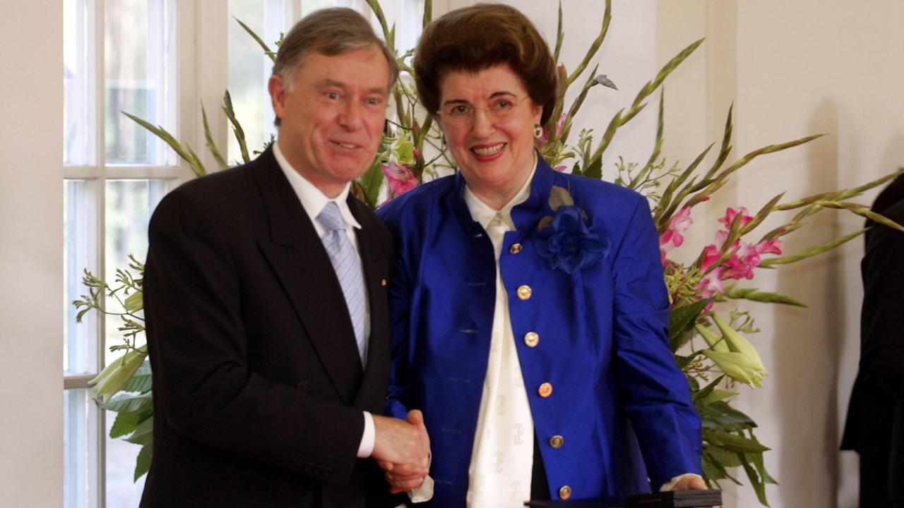Der ehemalige Bundespräsident Horst Köhler und Lore Peschel-Gutzeit schütteln sich die Hände und lächeln. Das Bild wurde bei der Verleihung des Bundesverdienstkreuzes an Peschel-Gutzeit aufgenommen.
