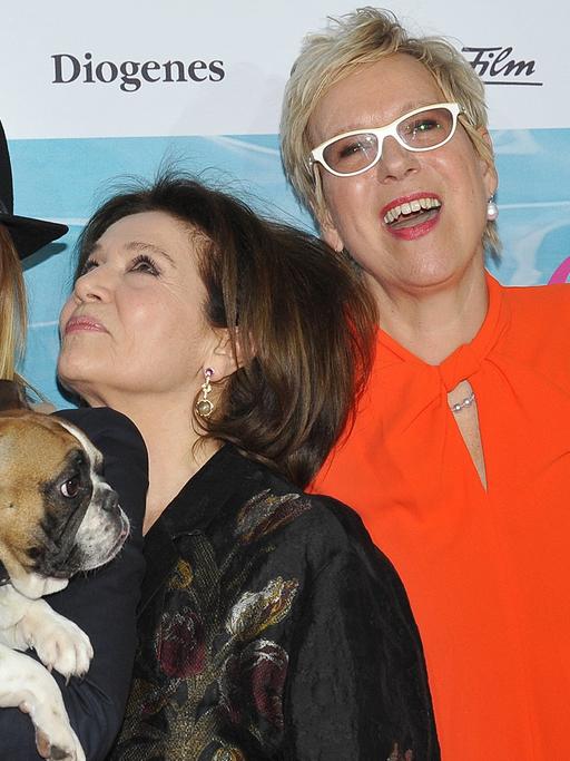 Die Schauspielerinnen Nadja Uhl (l-r) mit Filmhund Dr. Freud, Hannelore Elsner, die Regisseurin Doris Dörrie und die Schauspielerin Natalia Avelon auf der Premiere von "Alles Inklusive".