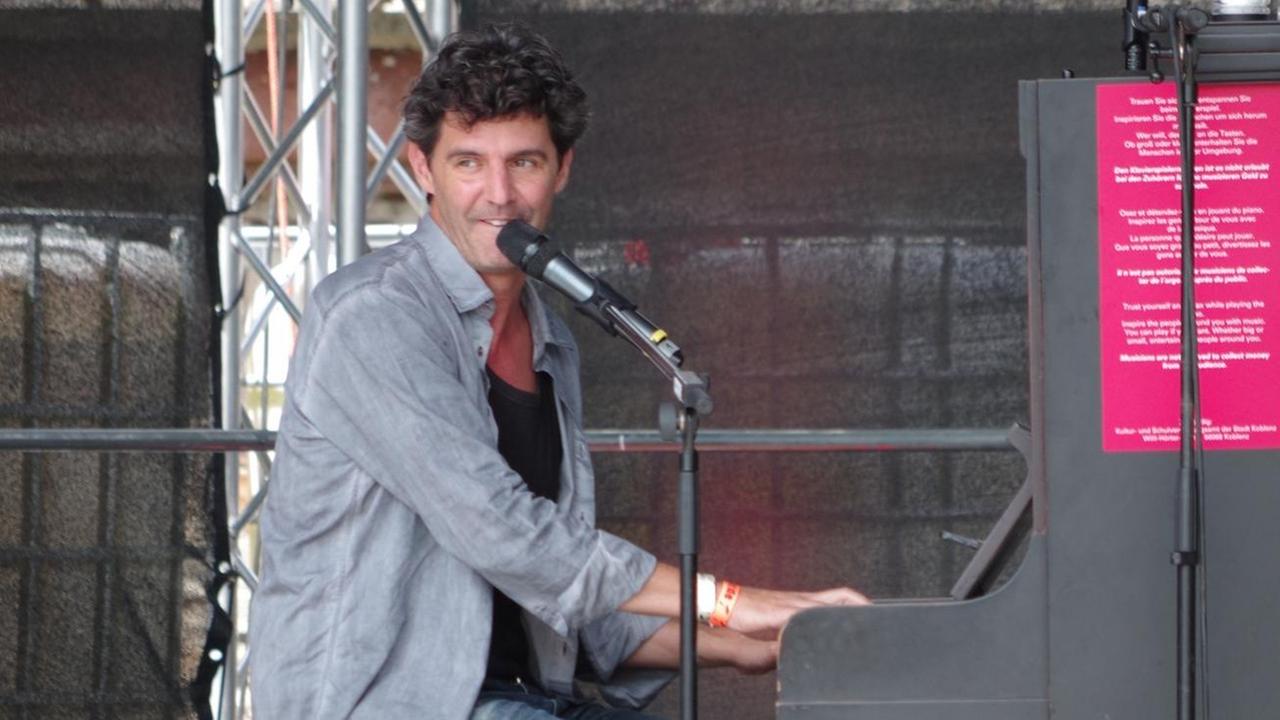 Musikkabarettist und Liedermacher Roger Stein am Klavier auf der Open Air Bühne der Gauklerfestung 2017. Musikkabarettist und Liedermacher Roger Stein am Klavier auf der Open Air Bühne der Gauklerfestung 2017.