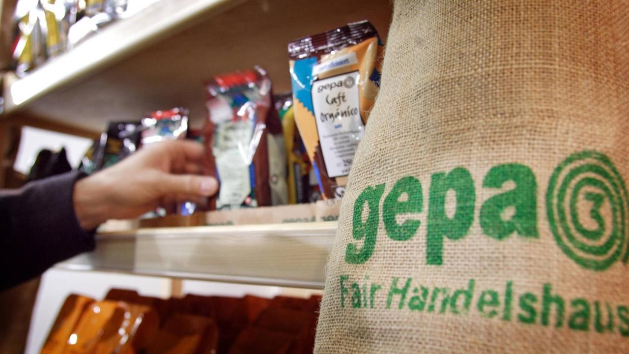 Ein Regal mit Produkten der Fairhandelsorganisation Gepa auf der Gruenen Woche in Berlin 2007. 