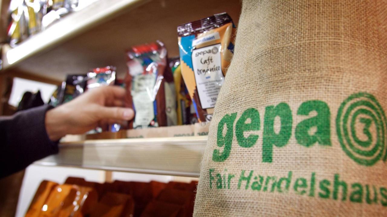 Ein Regal mit Produkten der Fairhandelsorganisation Gepa auf der Gruenen Woche in Berlin 2007. Ein Regal mit Produkten der Fairhandelsorganisation Gepa auf der Gruenen Woche in Berlin 2007.