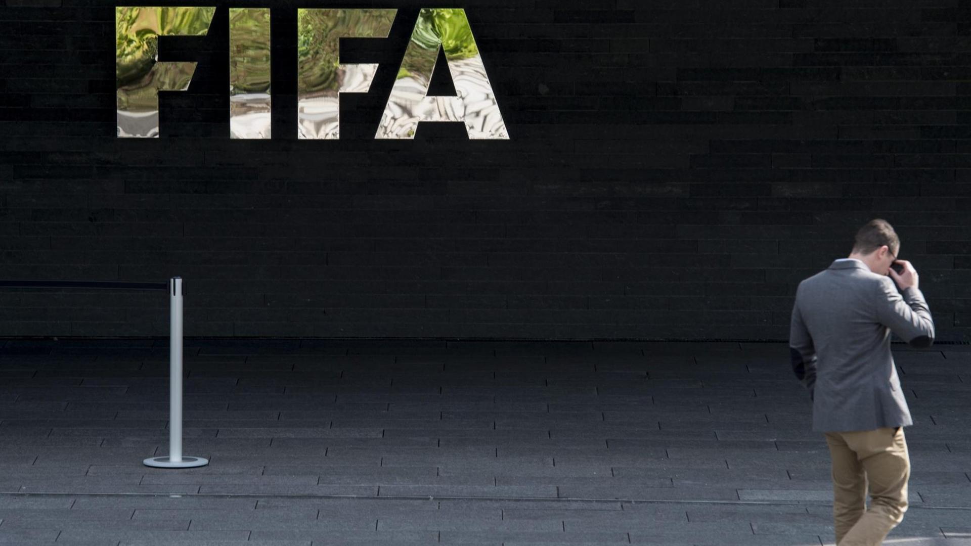 Ein Mann geht an am Eingang der Fifa-Zentrale in Zürich vorbei