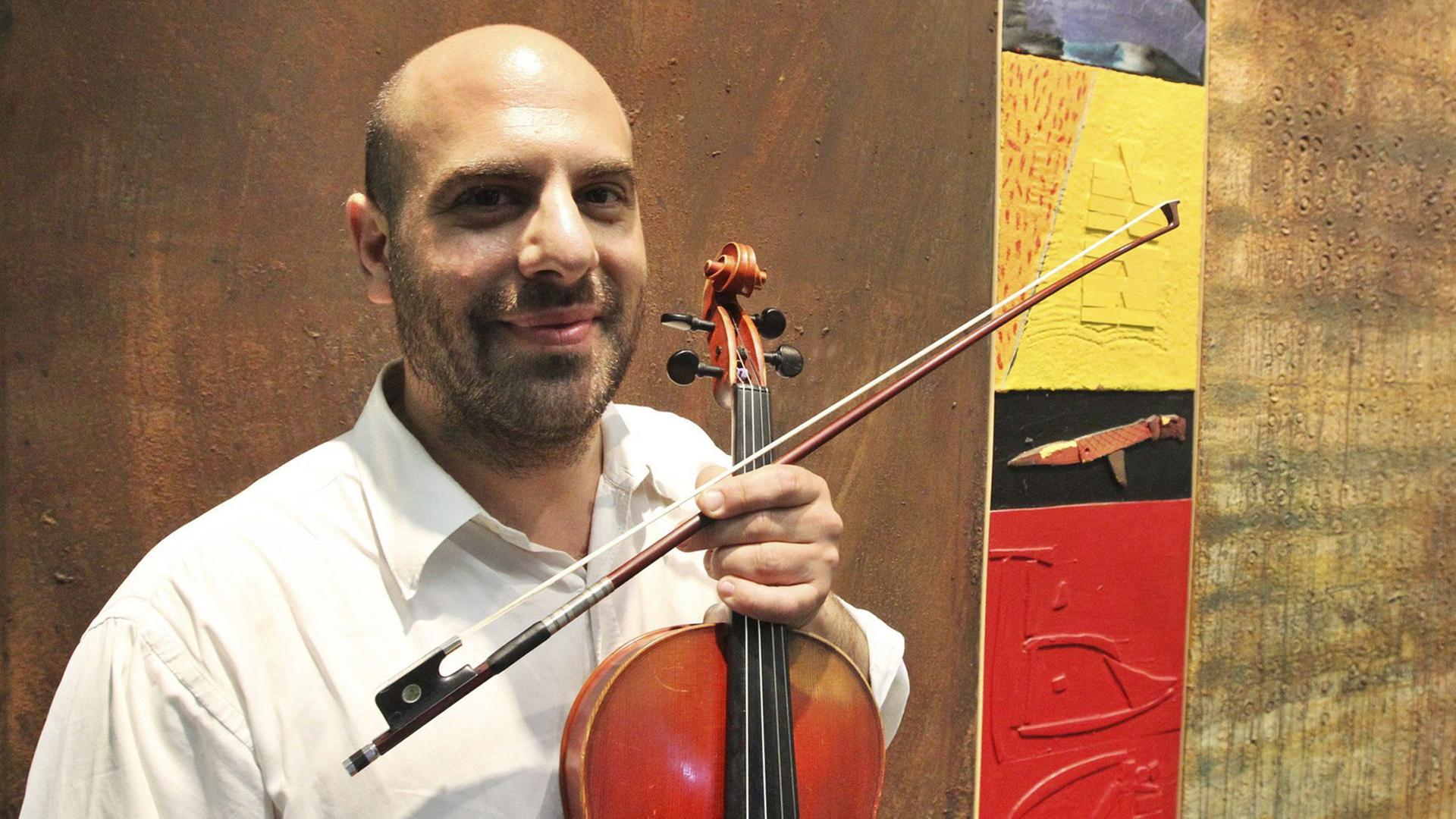 Der israelische Bratschist und Gründer des Projektes Musethica Avri Levitan posiert am 11.6.2013 in Zaragoza für die Fotografen. Der israelische Bratschist und Gründer des Projektes Musethica Avri Levitan posiert am 11.6.2013 in Zaragoza für die Fotografen.